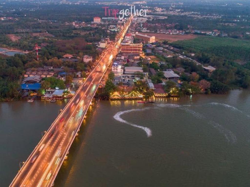 ร้านอาหารเอกเขนกแปดริ้ว