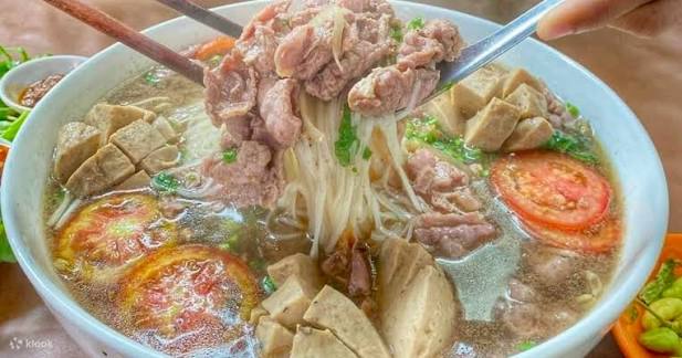 อาหารกลางวัน (มื้อที่ 2) ณ นครหลวงเวียงจันทน์