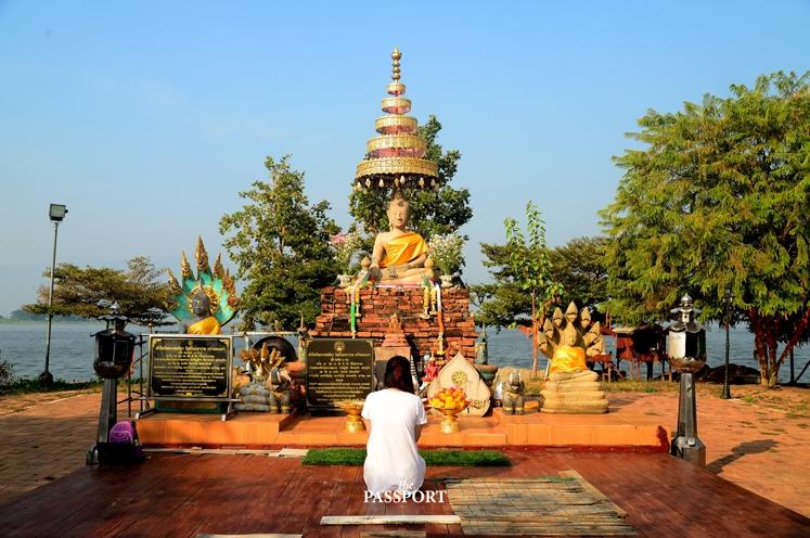 เลือกเที่ยววัดติโลกอารามหรือเดินเล่นริมกว๊าน
