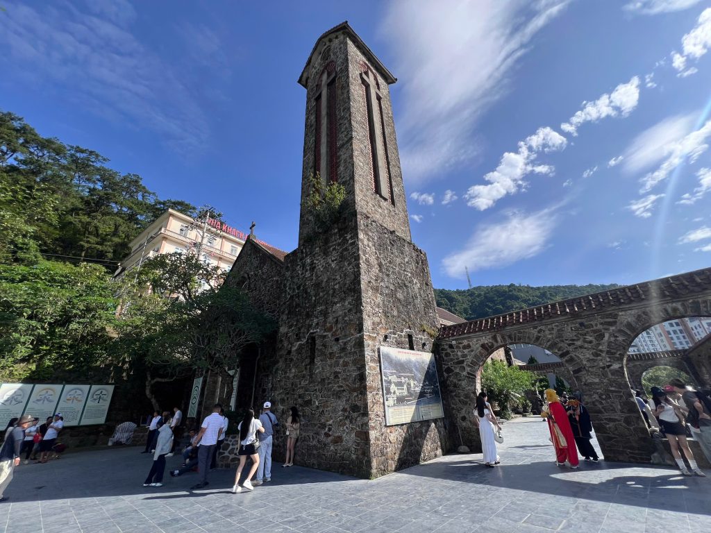 โบสถ์หินตามด้าว (TAM DAO STONE CHURCH) มรดกสถาปัตยกรรมฝรั่งเศสท่ามกลางสายหมอก