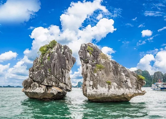 หินไก่ชน (FIGHTING COCK ROCKS) สัญลักษณ์แห่งความงดงามของอ่าวฮาลอง
